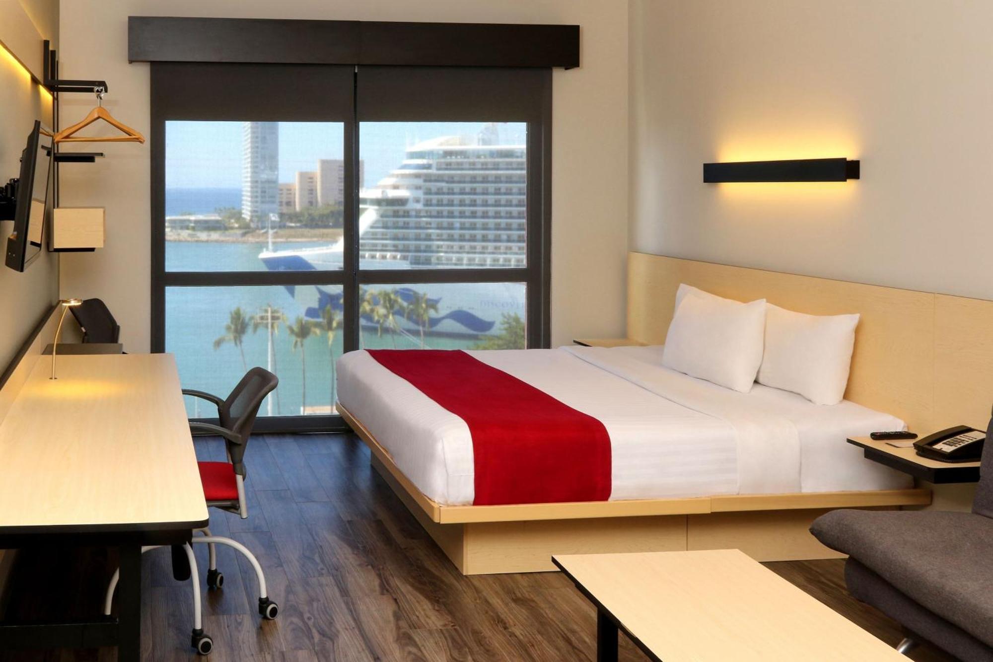 City Express Plus By Marriott Пуерто Валярта Екстериор снимка