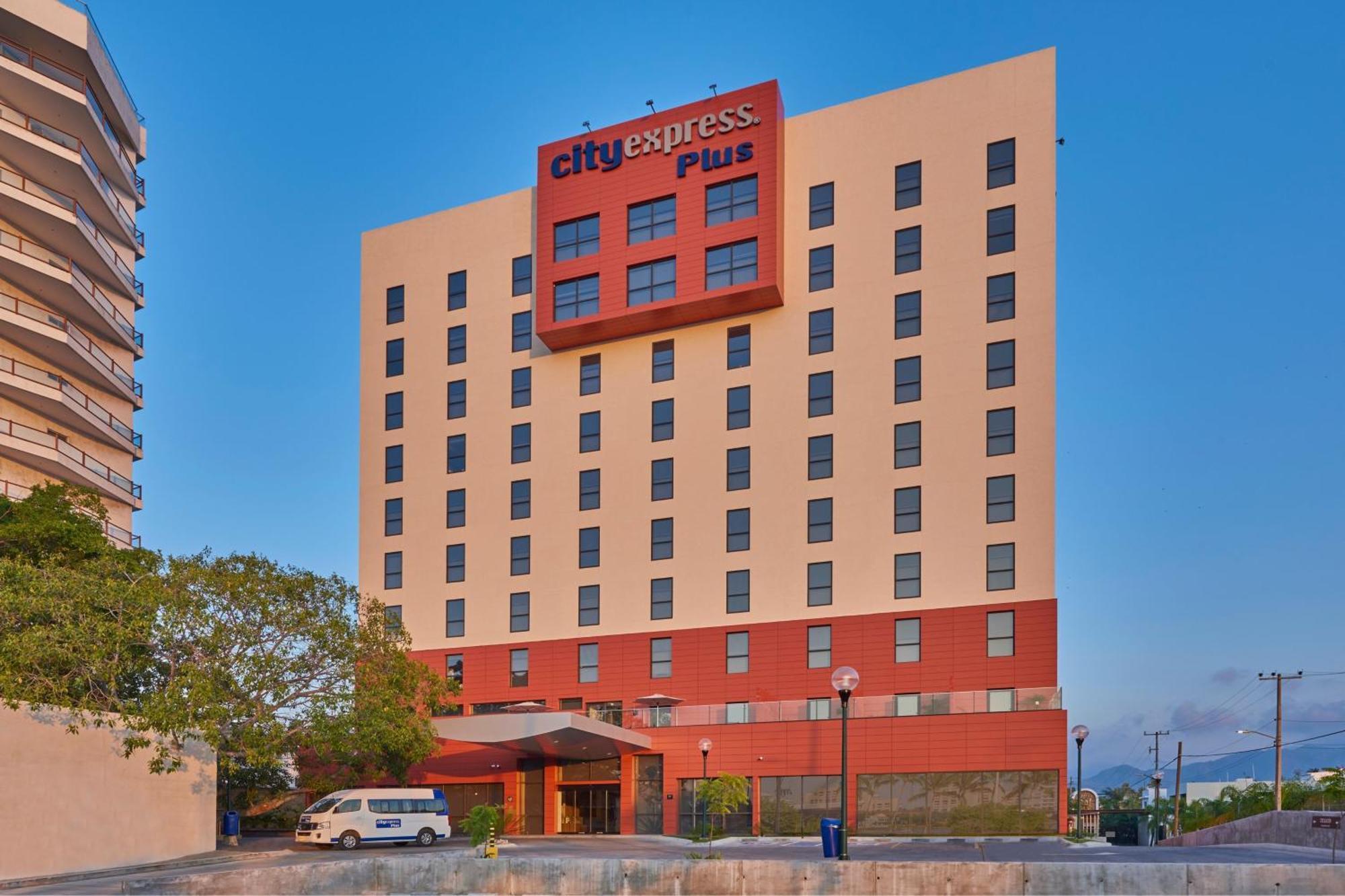 City Express Plus By Marriott Пуерто Валярта Екстериор снимка